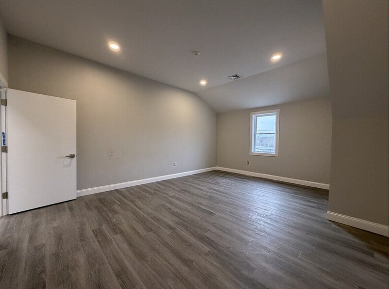 2 Peter Rd, Bristol, RI à louer - Photo intérieure – Image 3 sur 9
