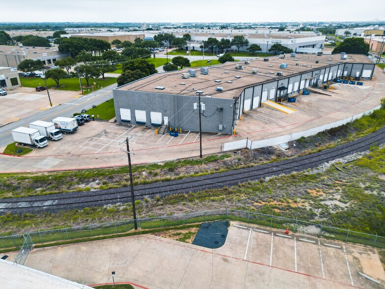 805 W Carrier Pky, Grand Prairie, TX à louer - Photo de l’immeuble – Image 3 sur 3