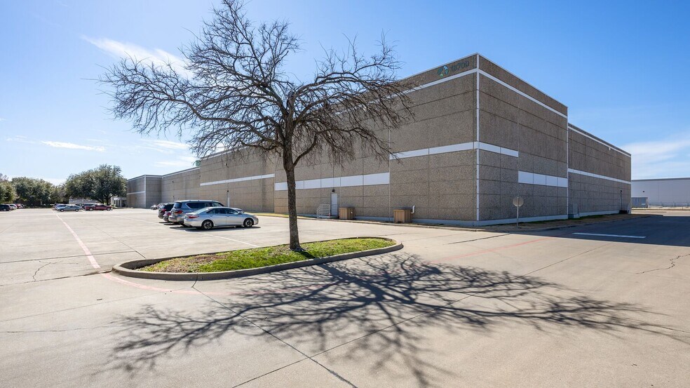 13700 Benchmark Dr, Farmers Branch, TX à louer - Photo de l’immeuble – Image 3 sur 4