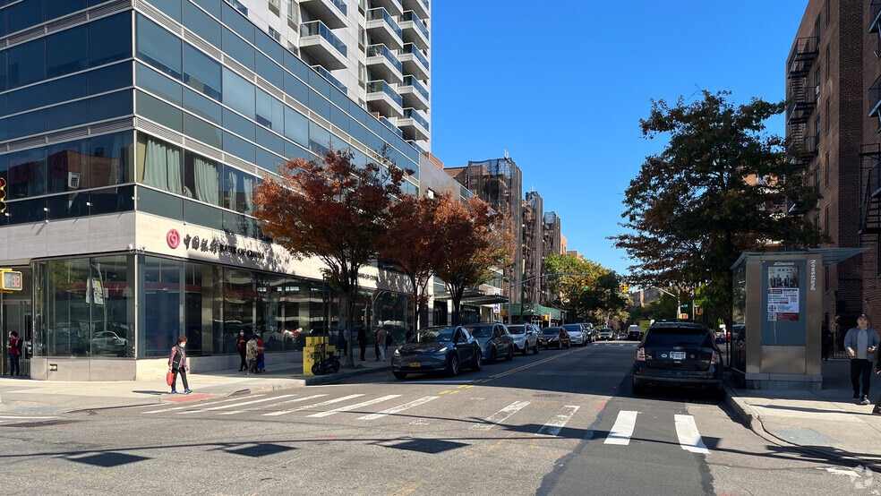 4235 Main St, Flushing, NY à vendre - Photo de l’immeuble – Image 2 sur 36