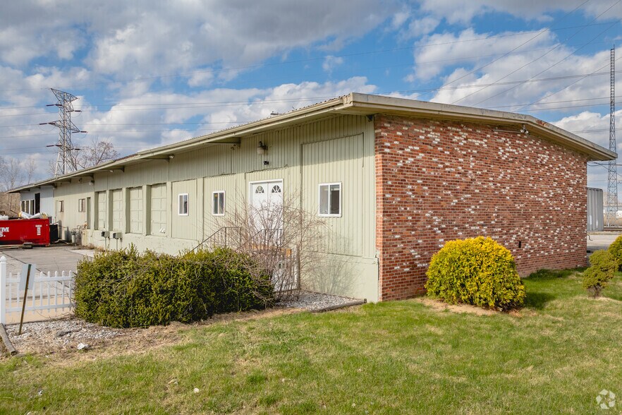 1045 Matzinger Rd, Toledo, OH à louer - Photo principale – Image 1 sur 8
