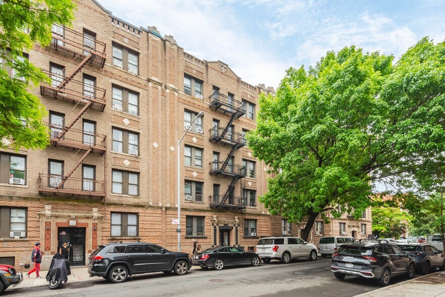 31-15 32nd St, Astoria, NY à vendre - Photo de l’immeuble – Image 2 sur 29