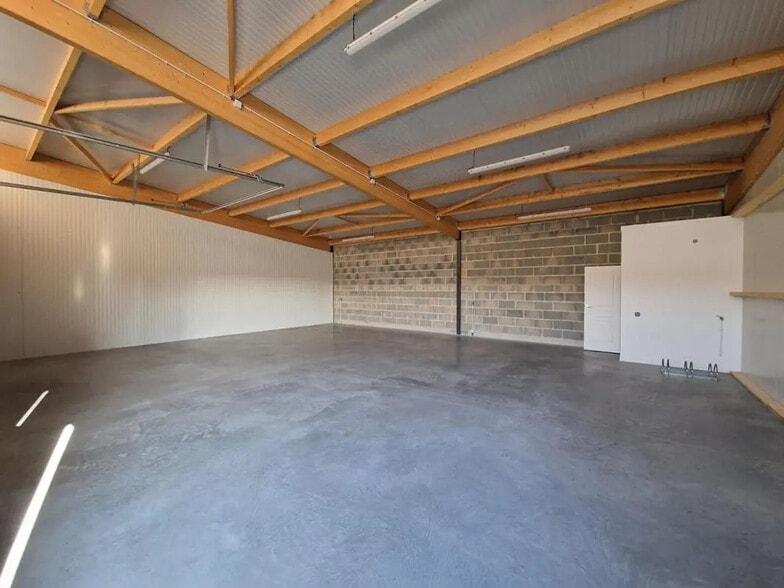 Local d’activités dans DOUVRES-LA-DÉLIVRANDE à louer - Photo de l’immeuble – Image 2 sur 3