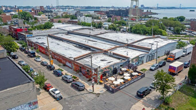 202 Van Dyke St, Brooklyn, NY à louer - Photo de l’immeuble – Image 3 sur 9