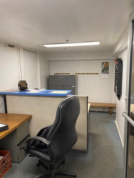 6334 Austin St, Rego Park, NY à louer - Photo de l’immeuble – Image 3 sur 6