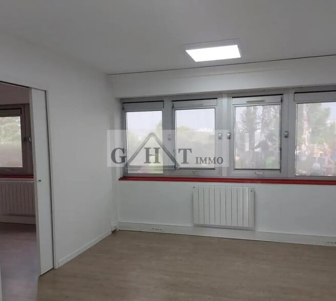 Bureau dans Mareuil-lès-Meaux à louer - Photo de l’immeuble – Image 1 sur 4