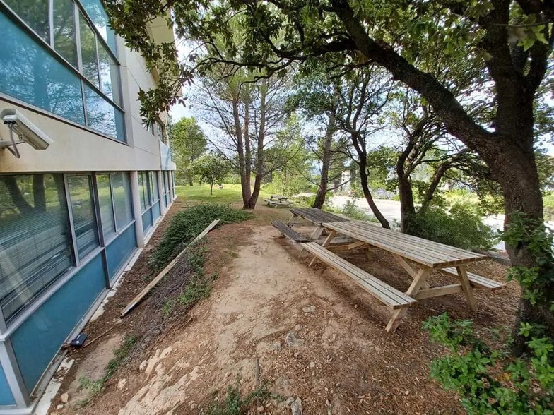 240 Rue Louis De Broglie, Aix-en-Provence à louer - Photo de l’immeuble – Image 3 sur 8