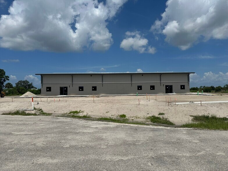 28315 Woodlawn, Punta Gorda, FL à louer - Photo de l’immeuble – Image 1 sur 3