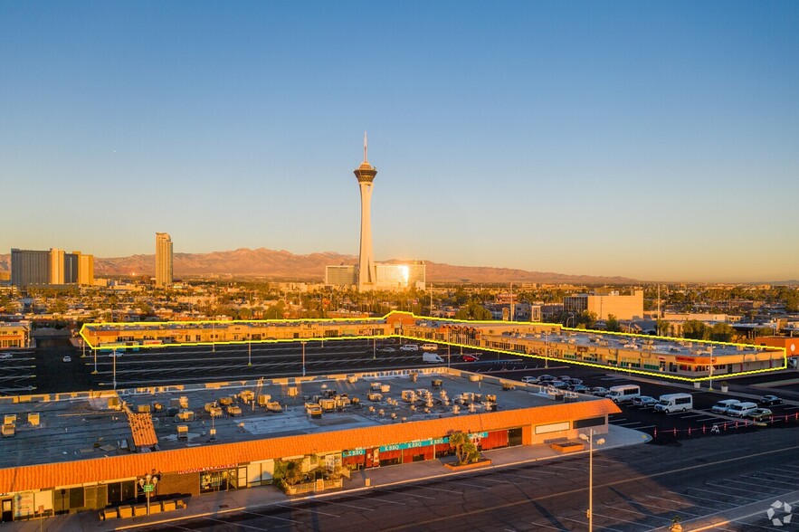 953 E Sahara Ave, Las Vegas, NV à louer - Photo de l’immeuble – Image 1 sur 9