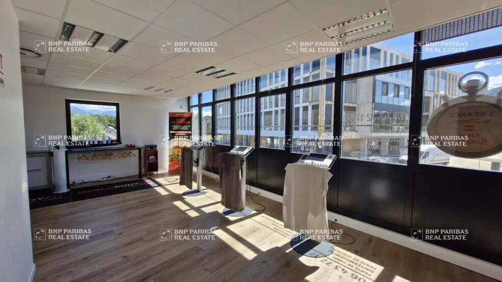 Bureau dans Challes-les-Eaux à louer - Photo de l’immeuble – Image 3 sur 10