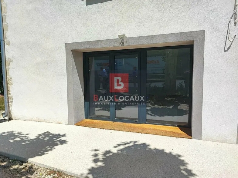 Bureau dans Sénas à louer - Photo de l’immeuble – Image 2 sur 9