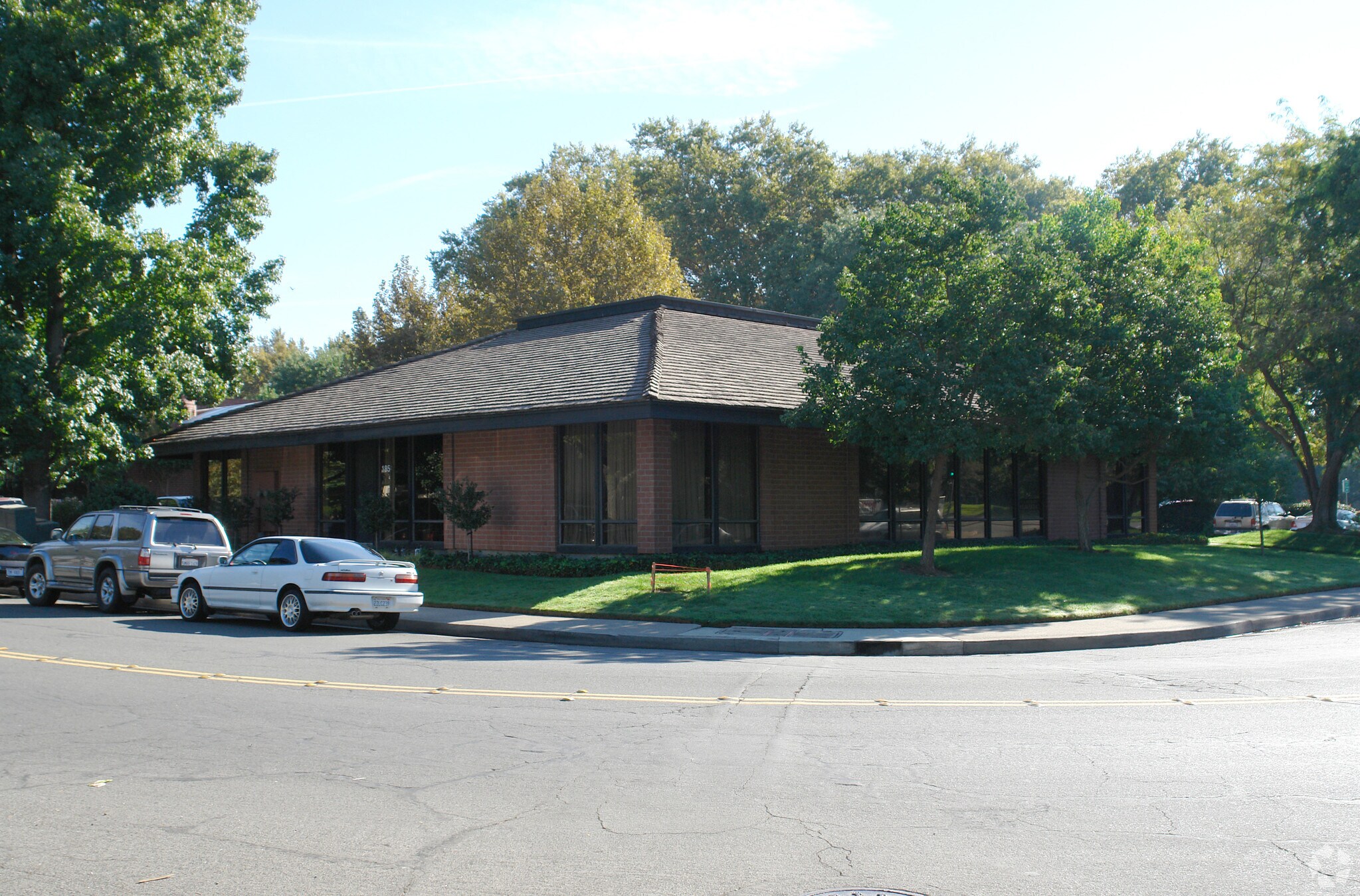 185-195 Cadillac Dr, Sacramento, CA à louer Photo de l’immeuble– Image 1 sur 4