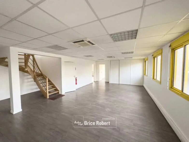 Local d'activités dans Genas à vendre - Photo de l’immeuble – Image 2 sur 9