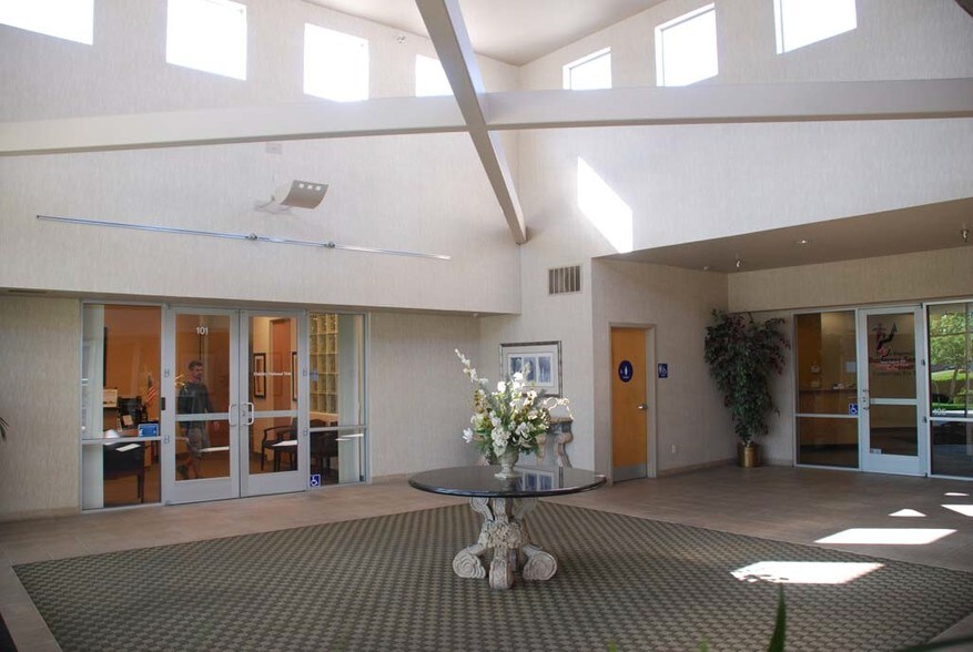 7475 N Palm Ave, Fresno, CA à louer - Photo intérieure – Image 3 sur 29