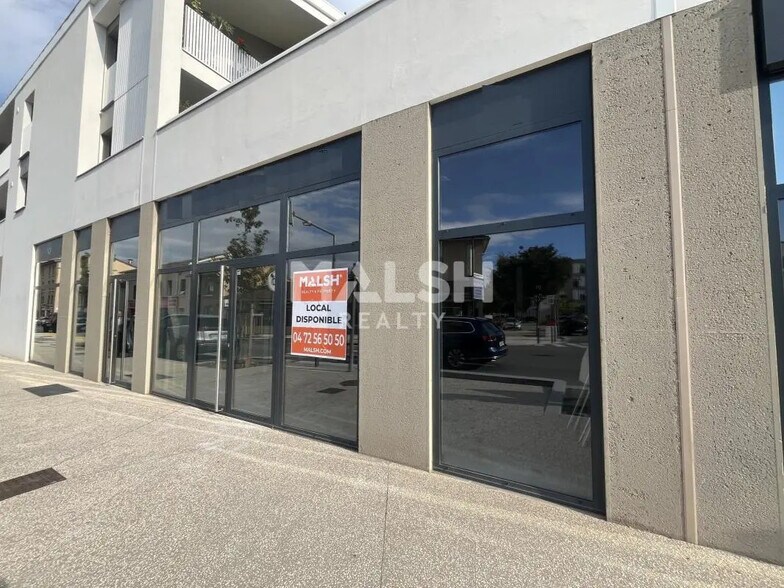 Local commercial dans Saint-Laurent-de-Mure à louer - Photo de l’immeuble – Image 1 sur 5