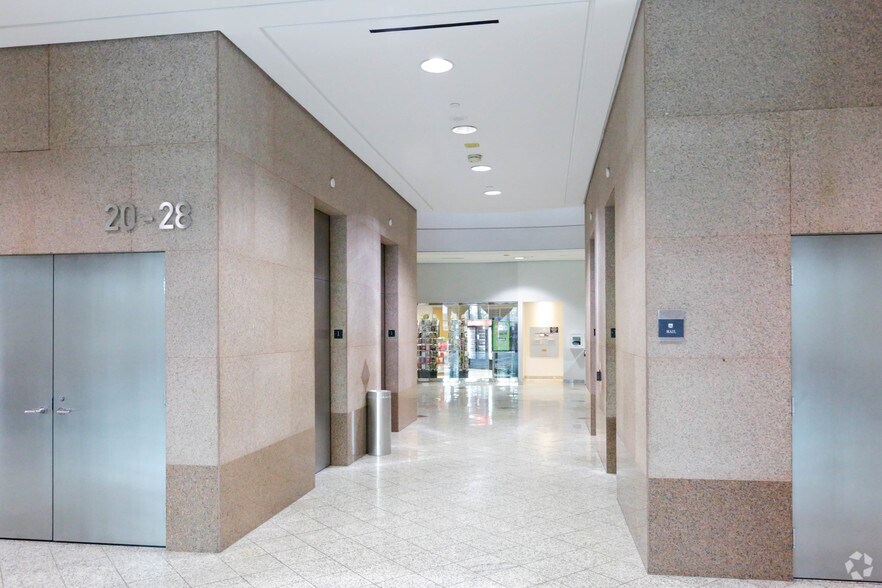 1000 Town Center, Southfield, MI à louer - Hall d’entrée – Image 3 sur 8