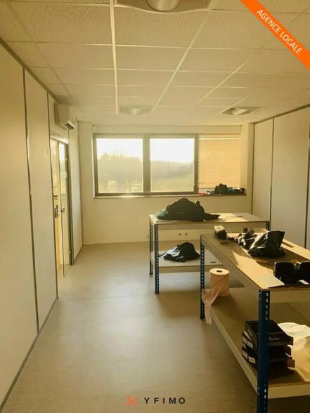 Local d’activités dans Poissy à louer - Photo de l’immeuble – Image 3 sur 5