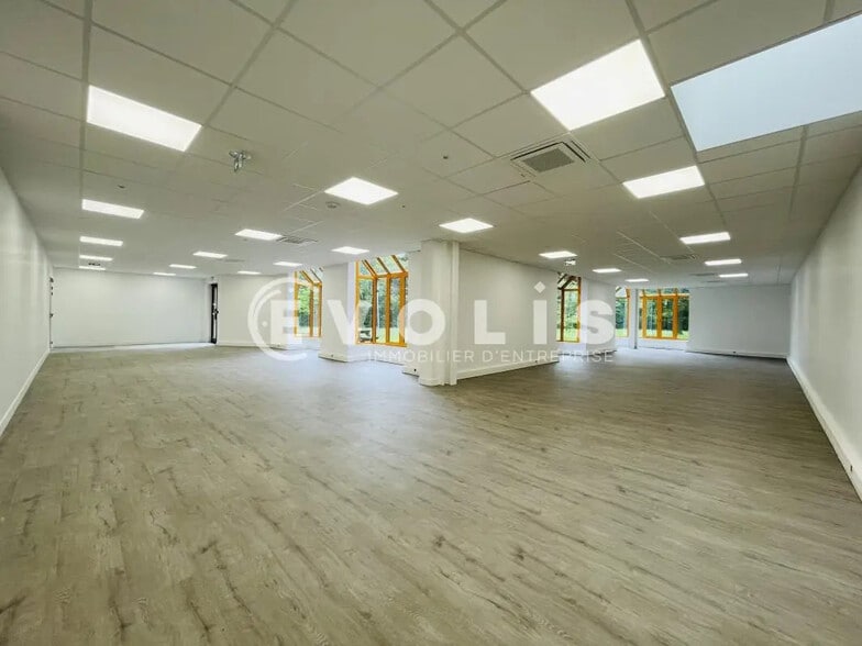 Bureau dans Croissy-Beaubourg à louer - Photo de l’immeuble – Image 2 sur 10