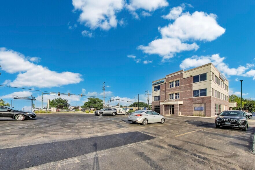 1 E Merchants Dr, Oswego, IL à louer - Photo de l’immeuble – Image 2 sur 16