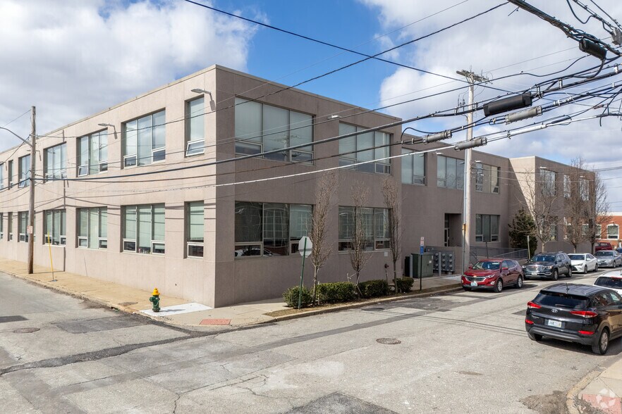 1 Virginia Ave, Providence, RI à louer - Photo principale – Image 2 sur 13