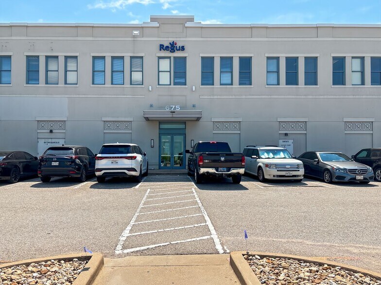 675 Town Square Blvd, Garland, TX à louer - Photo de l’immeuble – Image 3 sur 16