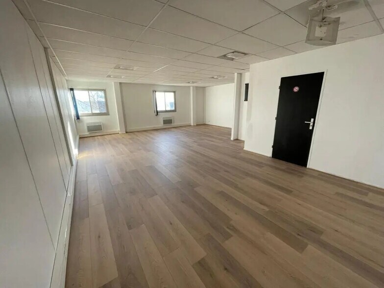 Bureau dans Neuilly-sur-Marne à louer - Photo de l’immeuble – Image 1 sur 2