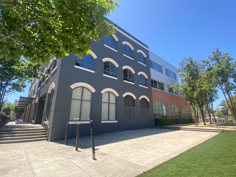 101 2nd St, Petaluma, CA à louer - Photo de l’immeuble – Image 3 sur 9