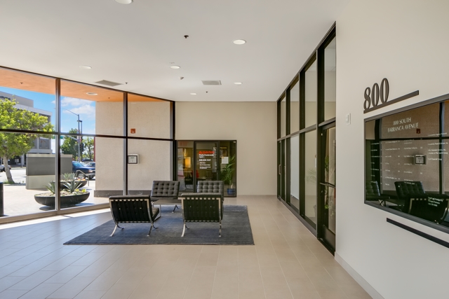 800 S Barranca Ave, Covina, CA à louer - Hall d’entrée – Image 2 sur 14