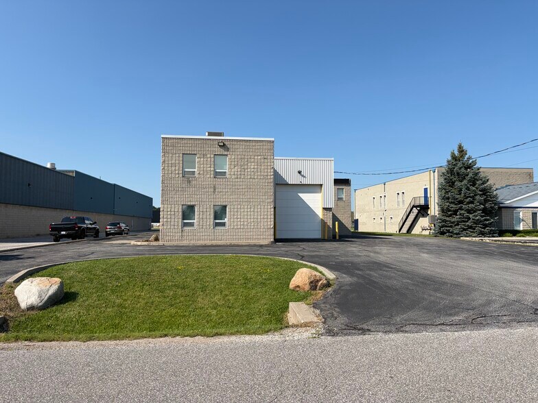 2080 Fasan Dr, Tecumseh, ON à louer - Photo de l’immeuble – Image 2 sur 12