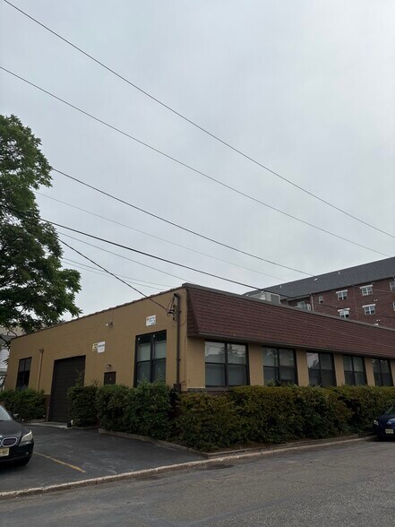 32 Dicarolis Ct, Hackensack, NJ à louer - Photo principale – Image 1 sur 2