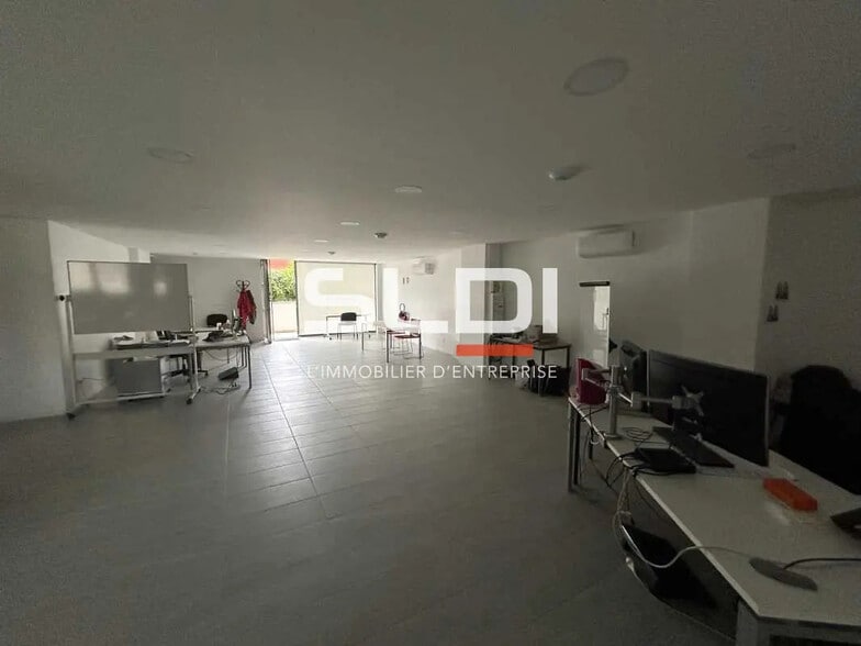 Local commercial dans Jassans-Riottier à louer - Photo intérieure – Image 2 sur 7