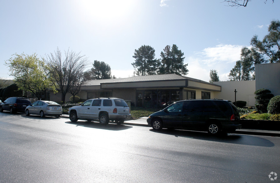 8 Commercial Blvd, Novato, CA à louer - Photo de l’immeuble – Image 3 sur 10