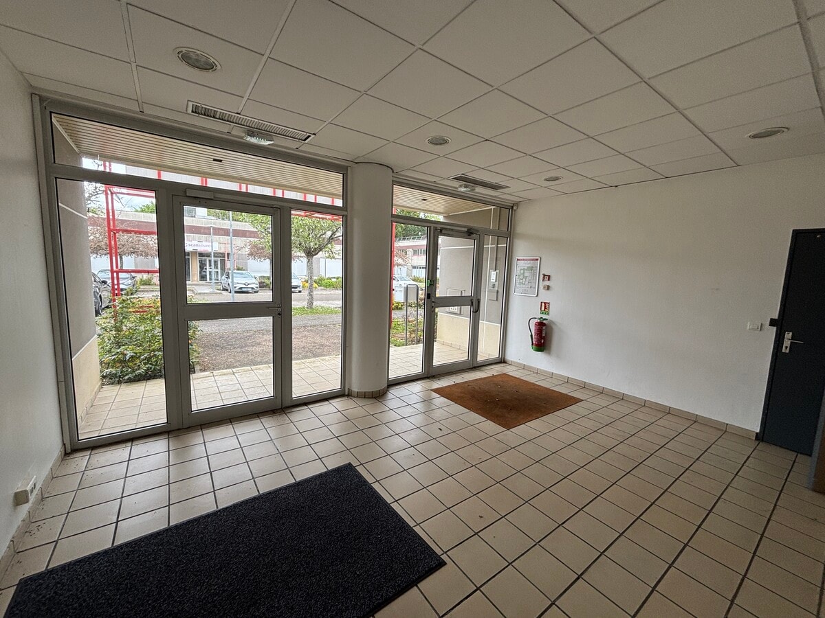 16 Avenue Jean D'Alembert, Trappes, YVE 78190 -  -  - Photo intérieure - Image 1 of 6