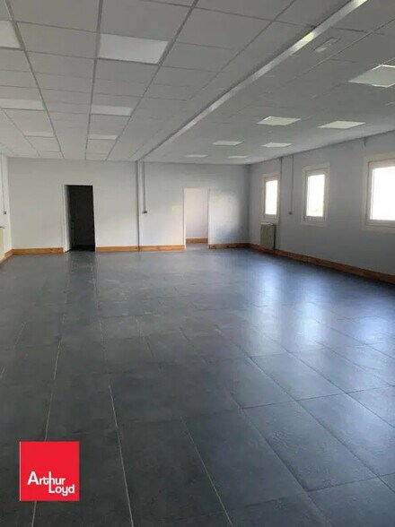Local d’activités dans Lucé à louer - Photo de l’immeuble – Image 3 sur 5