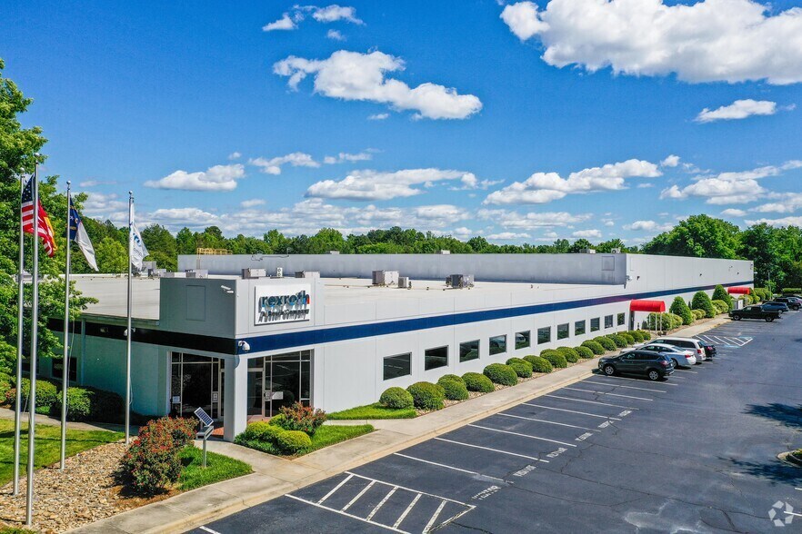 14001 S Lakes Dr, Charlotte, NC à vendre - Photo principale – Image 1 sur 5