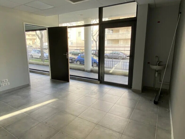 Local d’activités dans Caen à louer - Photo de l’immeuble – Image 2 sur 12