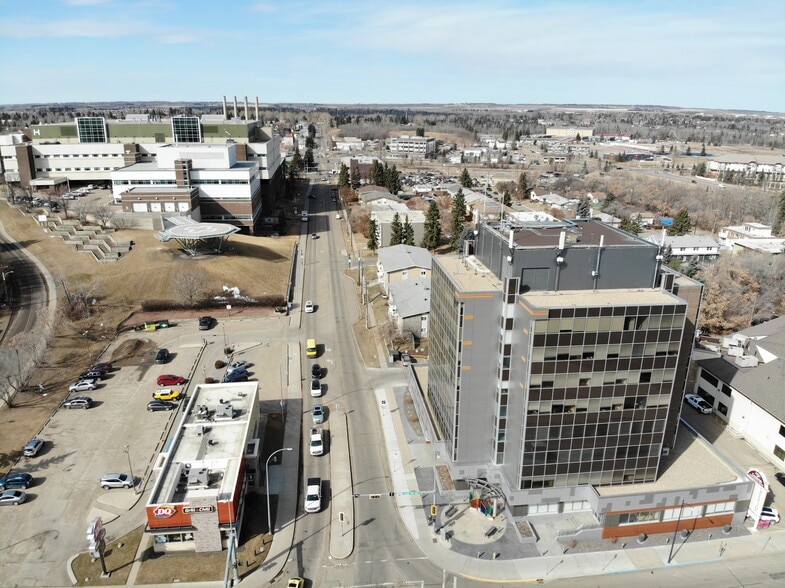 5010 43rd St, Red Deer, AB à louer - Aérien – Image 2 sur 9