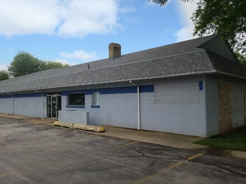 666 E Calhoun St, Woodstock, IL à vendre - Photo de l’immeuble – Image 3 sur 6