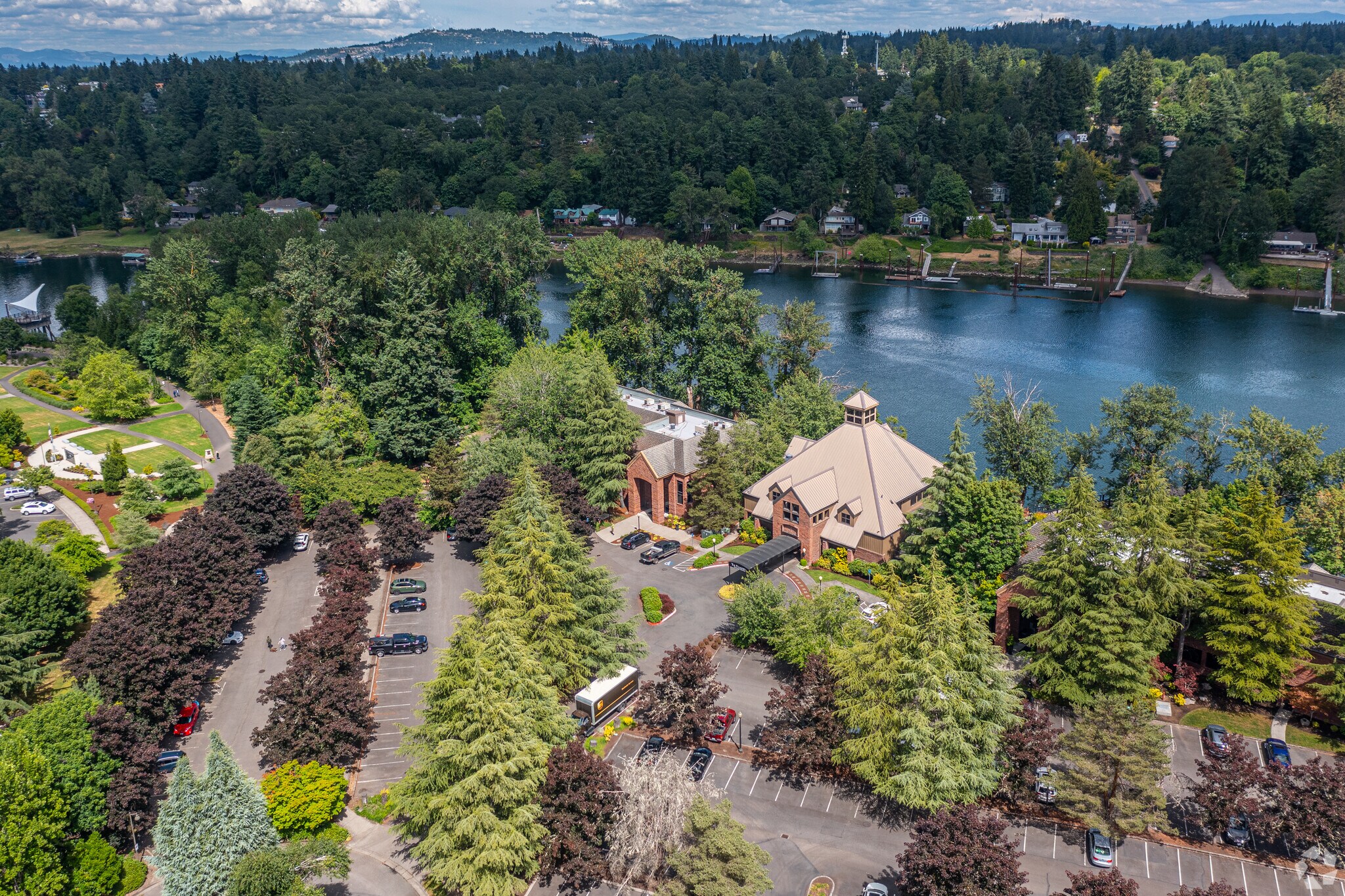300 Oswego Pointe Dr, Lake Oswego, OR à louer Photo principale– Image 1 sur 19