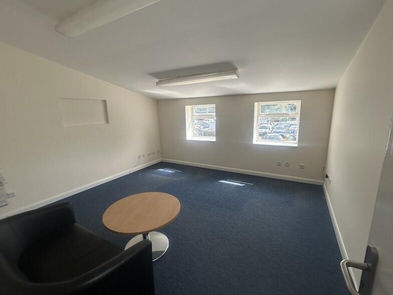 Hulfords Ln, Hartley Wintney à louer - Photo de l’immeuble – Image 3 sur 7