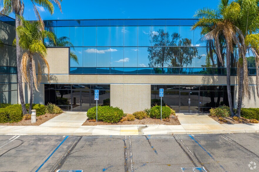 970 Park Center Dr, Vista, CA à louer - Photo de l’immeuble – Image 2 sur 3