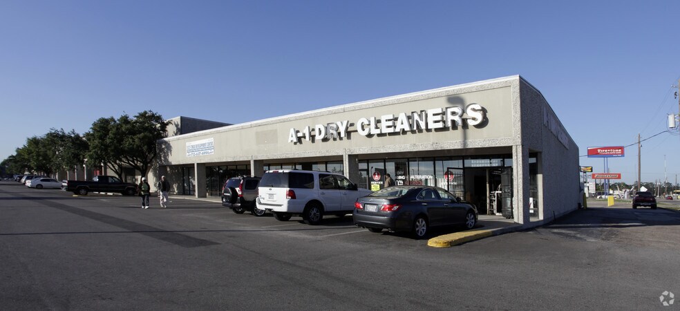 6-18 Uvalde Rd, Houston, TX à louer - Photo de l’immeuble – Image 2 sur 6