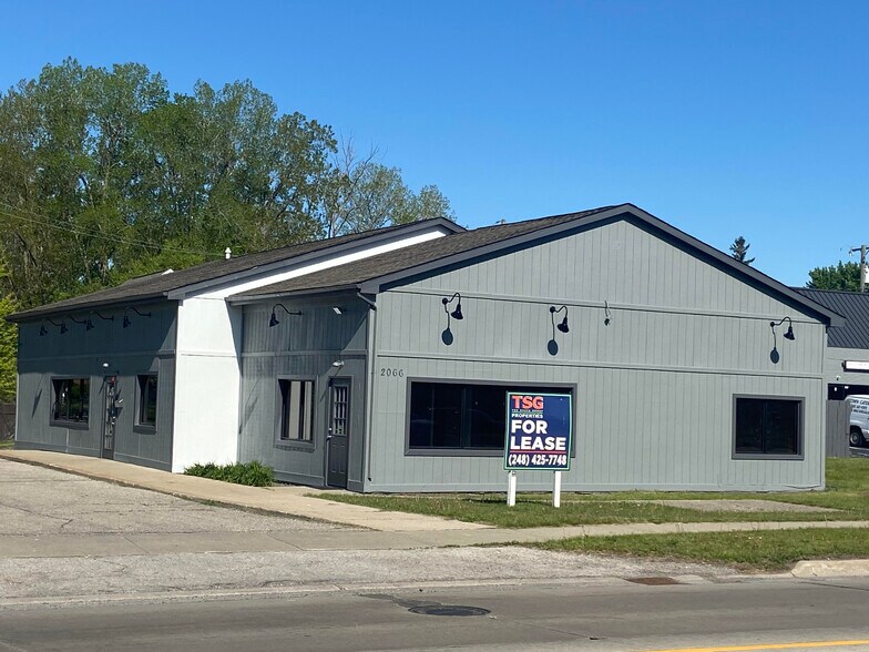 2066 N Cass Lake Rd, Keego Harbor, MI à vendre - Photo de l’immeuble – Image 3 sur 6