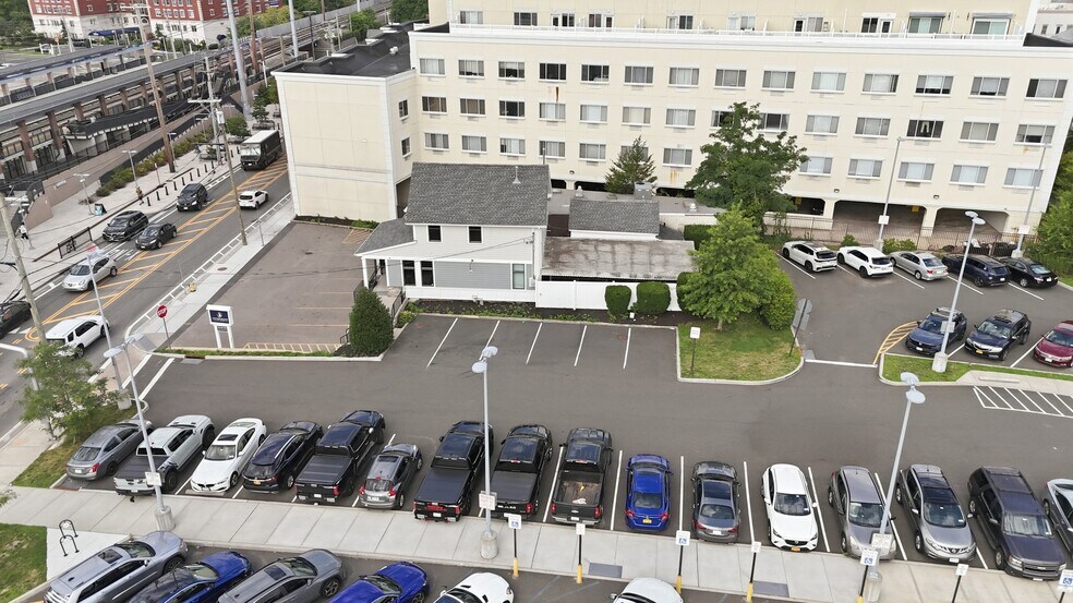 319 Union Ave, Westbury, NY à louer - Photo de l’immeuble – Image 2 sur 13