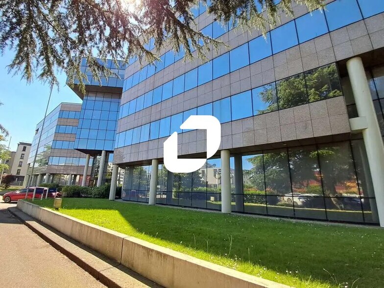 Local d’activités dans Vélizy-Villacoublay à louer - Photo de l’immeuble – Image 3 sur 21