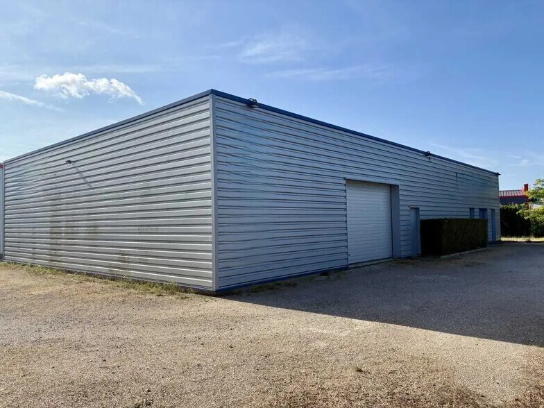 Local d’activités dans Sandillon à louer - Photo de l’immeuble – Image 1 sur 13