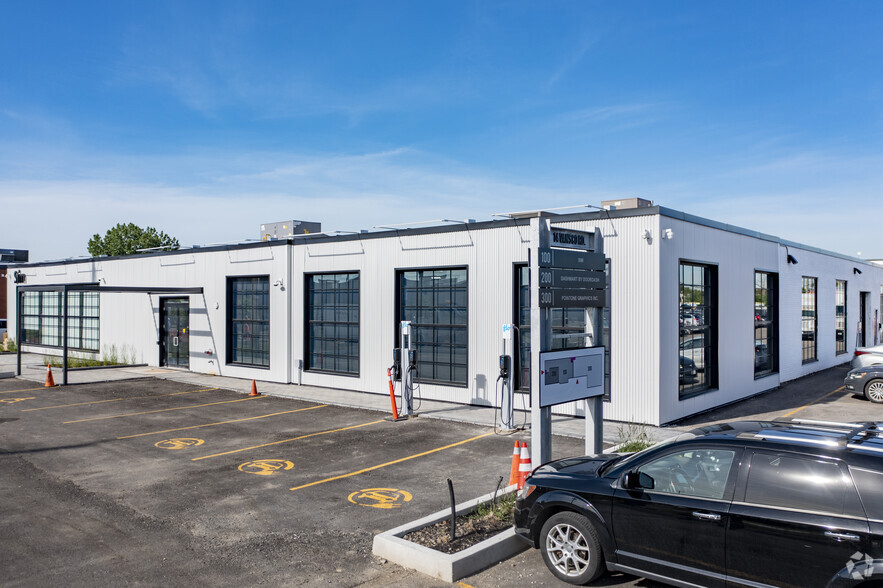 14 Vansco Rd, Toronto, ON à louer - Photo de l’immeuble – Image 2 sur 6
