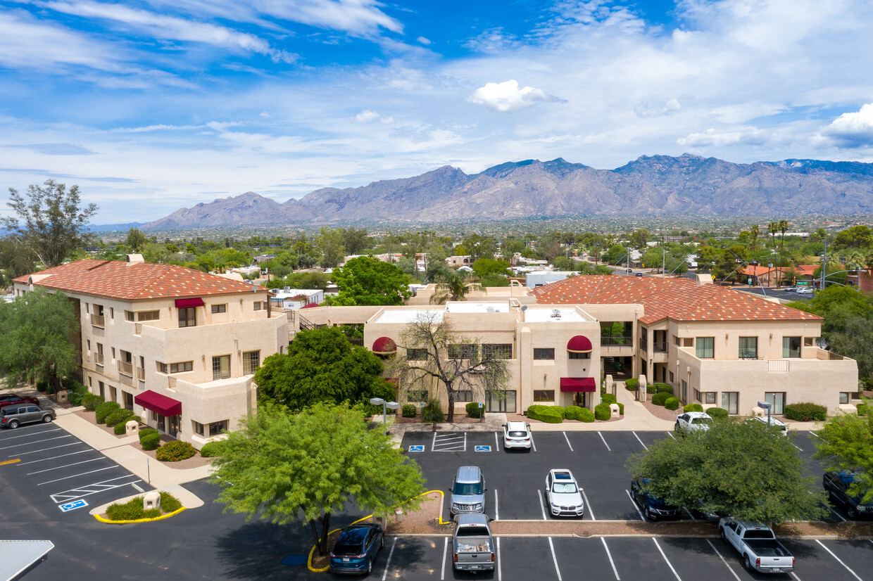 1661 N Swan Rd, Tucson, AZ à louer Photo de l’immeuble– Image 1 sur 5