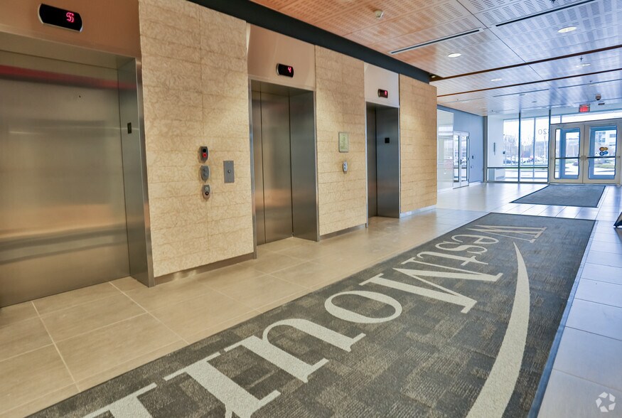 4820 Richard Rd SW, Calgary, AB à louer - Hall d’entrée – Image 2 sur 6