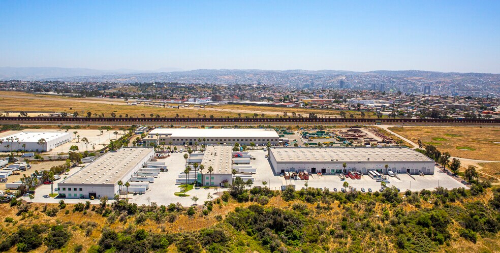 6754 Calle De Linea, San Diego, CA à louer - Photo de l’immeuble – Image 3 sur 9